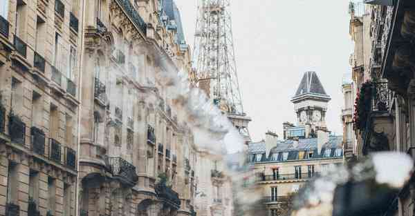 人工智能机器人和人谈恋爱