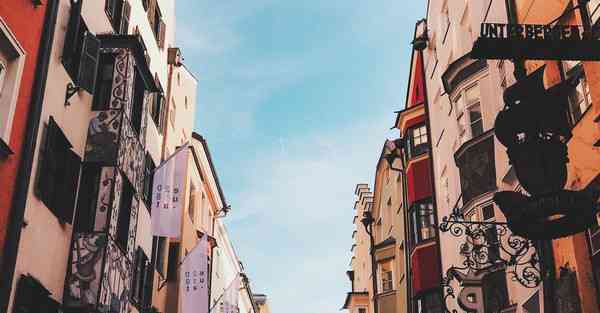 人工智能机器人和人谈恋爱