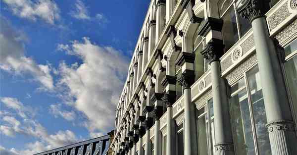 人工智能机器人和人谈恋爱