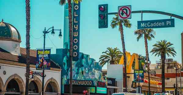 人工智能机器人和人谈恋爱